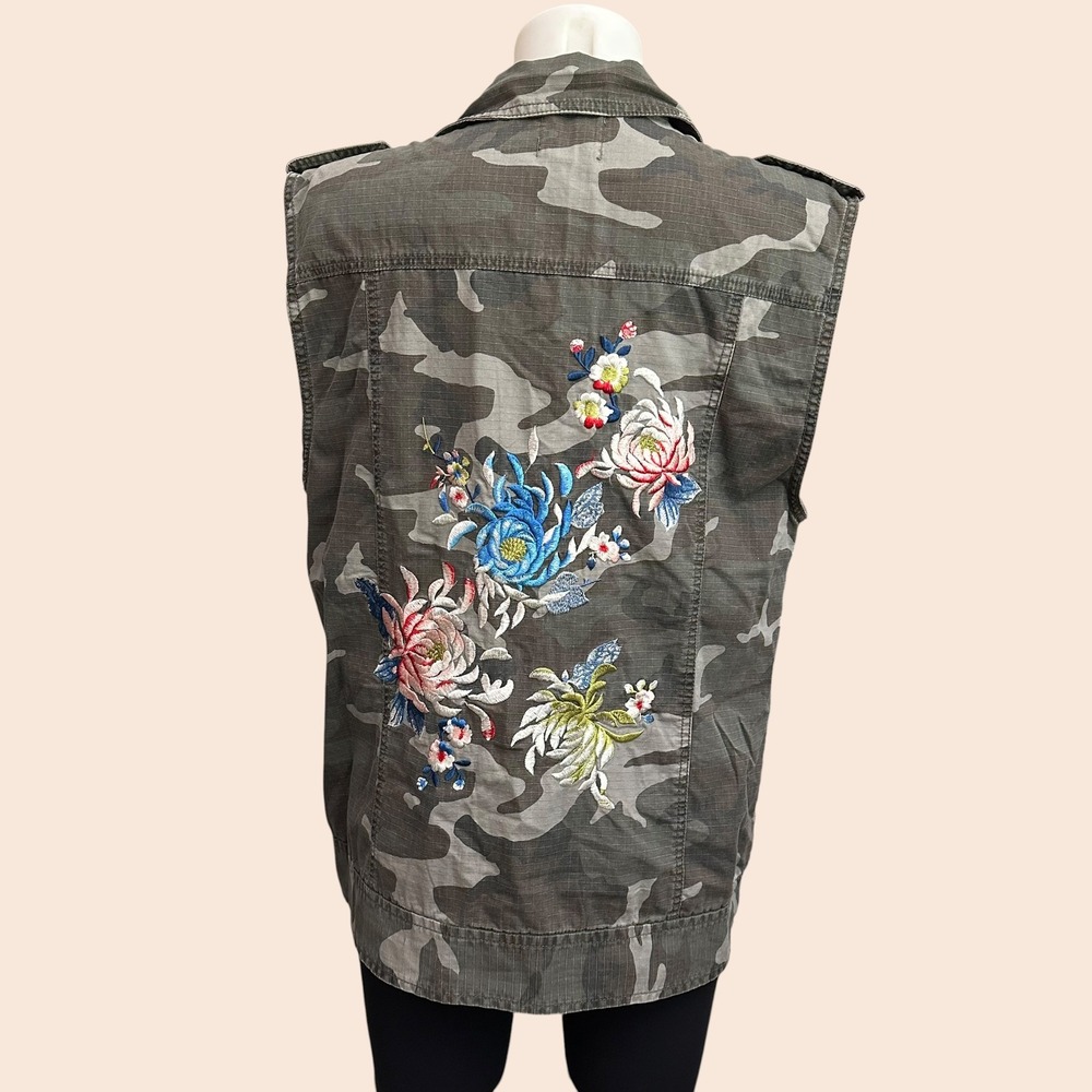Urban Outfitters Silence + Noise Embroidered Floral Green Camo Vest sz  M